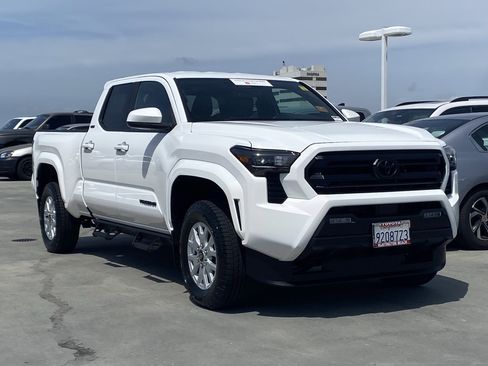 Certified 2024 Toyota Tacoma SR5 AWD/4WD image 2