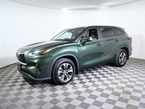 Used 2023 Toyota Highlander XLE AWD/4WD image 5