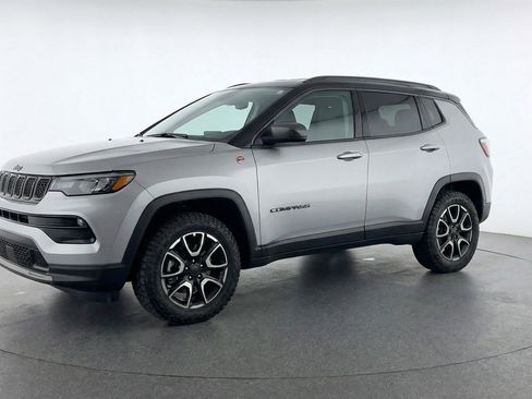 Used 2025 Jeep Compass Trailhawk AWD/4WD image 3