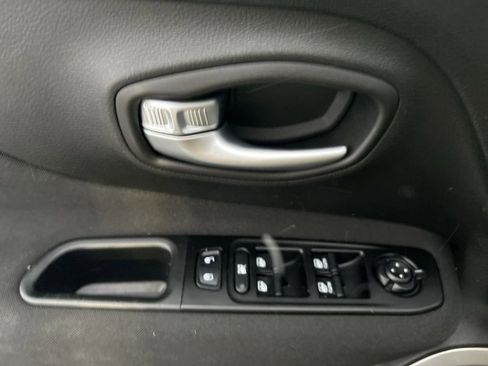 Used 2021 Jeep Renegade Latitude image 10