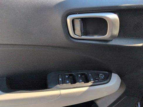 Used 2025 Hyundai Venue SEL FWD image 13