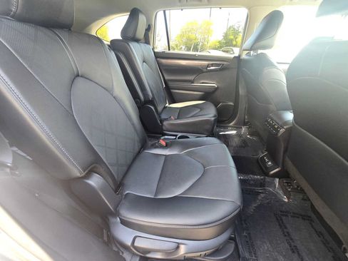 Used 2026 Toyota Highlander Platinum AWD/4WD image 12