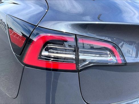 Used 2022 Tesla Model 3 Long Range AWD/4WD image 29