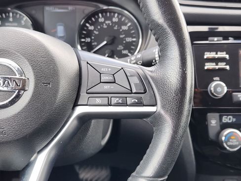 Used 2017 Nissan Rogue SV w/ Midnight Edition FWD image 28