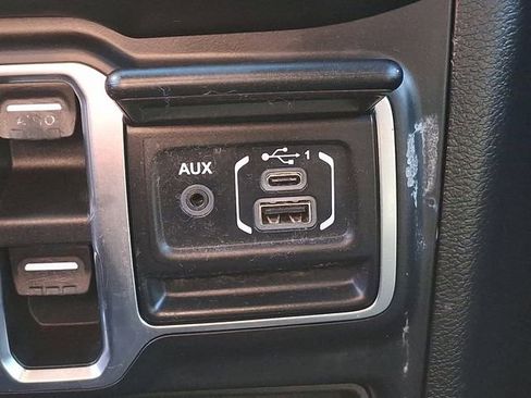 Used 2018 Jeep Wrangler Unlimited Sahara image 25