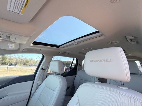 Used 2021 GMC Acadia Denali w/ Denali Technology Package image 10