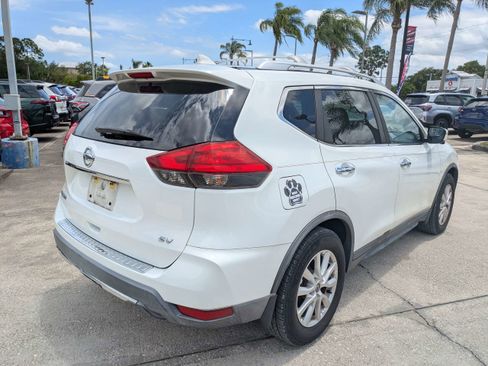 Used 2017 Nissan Rogue SV w/ SV Premium Package FWD image 4