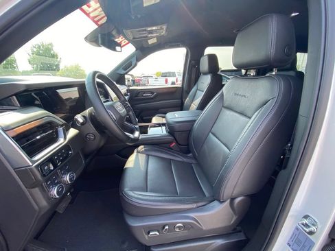 Used 2025 GMC Yukon XL Denali AWD/4WD image 14