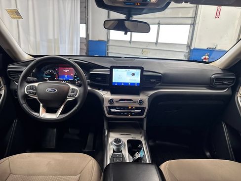 Used 2023 Ford Explorer XLT AWD/4WD image 12