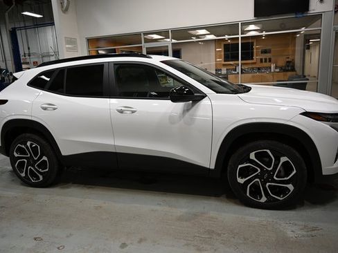 New 2026 Chevrolet Trax RS w/ Sunroof Package image 4