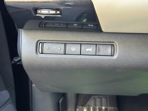 Used 2022 Nissan Pathfinder SV w/ SV Premium Package image 17