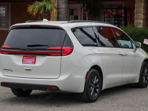 Used 2021 Chrysler Pacifica Touring w/ S Appearance Package image 12