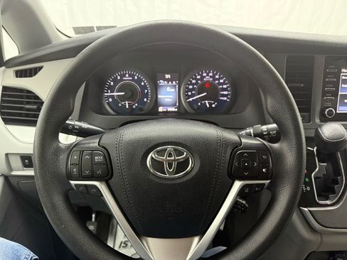 Used 2020 Toyota Sienna L image 10