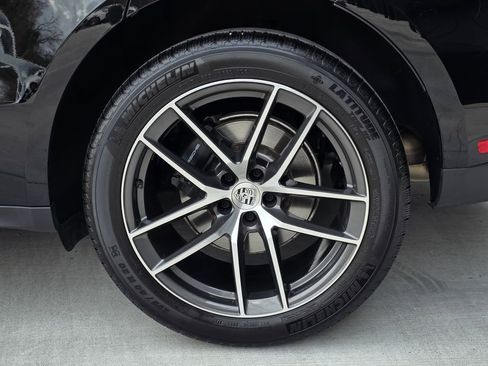 Certified 2025 Porsche Macan AWD/4WD image 14