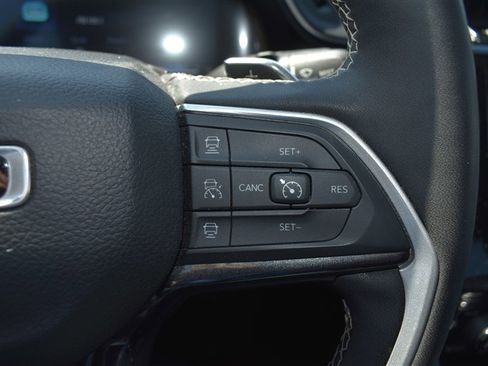 Used 2023 Jeep Grand Cherokee L Laredo image 14