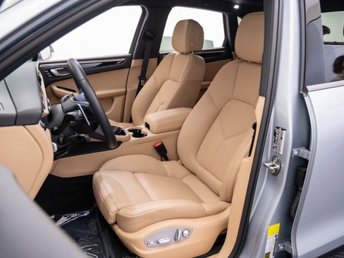 Certified 2025 Porsche Macan image 5