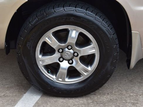 Used 2005 Toyota Highlander 4WD V6 w/ 3rd Row image 11