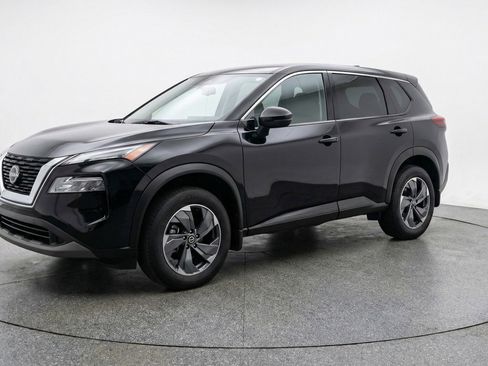 Used 2025 Nissan Rogue SV image 3