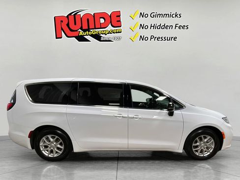 Used 2025 Chrysler Pacifica Select image 7