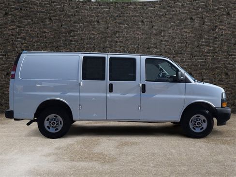 Used 2023 GMC Savana 2500 w/ Driver Convenience Package image 3