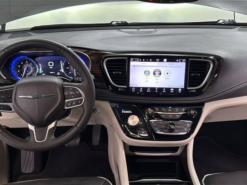 Used 2022 Chrysler Pacifica Limited image 9
