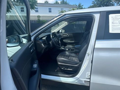Used 2024 Mitsubishi Outlander 4WD Plug-In Hybrid image 11