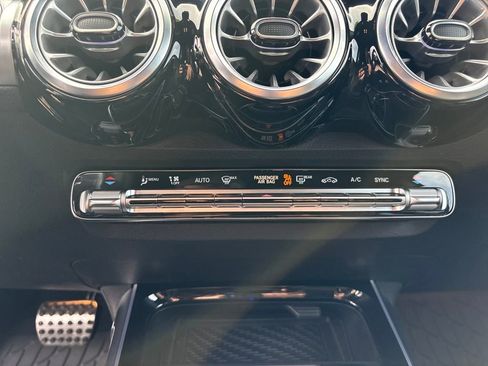 Used 2025 Mercedes-Benz GLB 250 4MATIC image 17