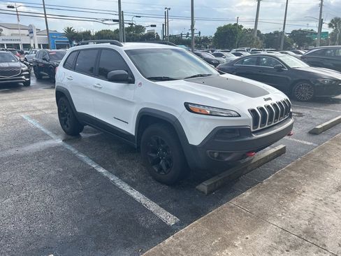 Used 2018 Jeep Cherokee Trailhawk AWD/4WD image 2