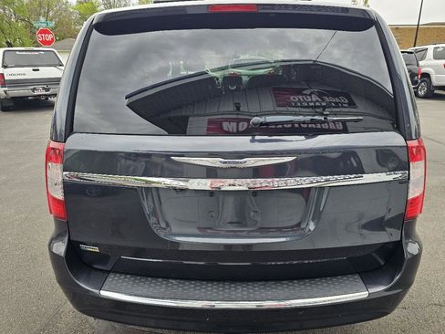 Used 2014 Chrysler Town & Country Touring FWD image 10