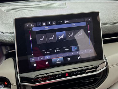 Used 2025 Jeep Compass Limited image 17