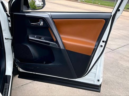 Used 2017 Toyota RAV4 SE image 26