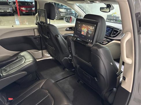 Used 2020 Chrysler Pacifica Touring-L Plus FWD image 32