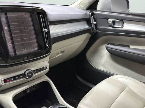 Used 2022 Volvo XC40 T5 Momentum w/ Premium Package image 19