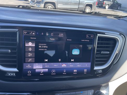 Used 2022 Chrysler Pacifica Touring-L image 20