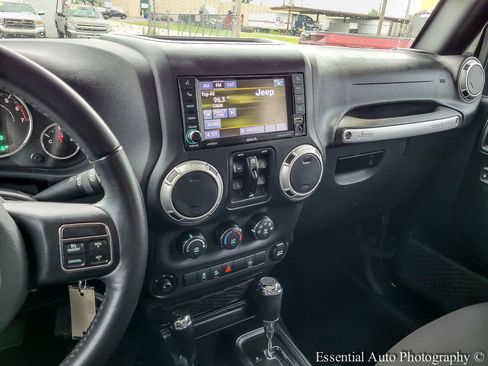 Used 2018 Jeep Wrangler Unlimited Sahara AWD/4WD image 19