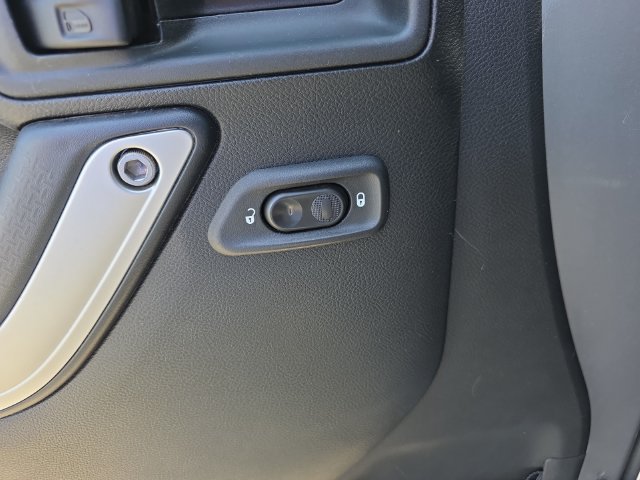 Used 2017 Jeep Wrangler Sahara w/ Connectivity Group AWD/4WD image 17