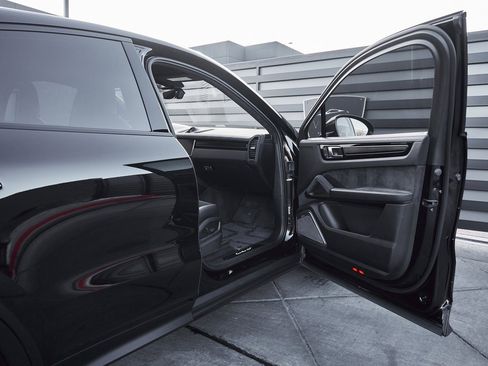 Used 2023 Porsche Cayenne Turbo GT image 30