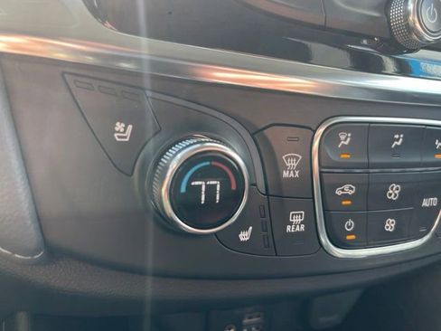 Used 2021 Chevrolet Traverse Premier FWD image 9