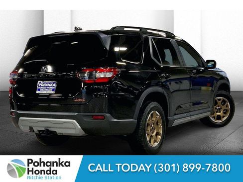 Used 2024 Honda Pilot TrailSport image 13