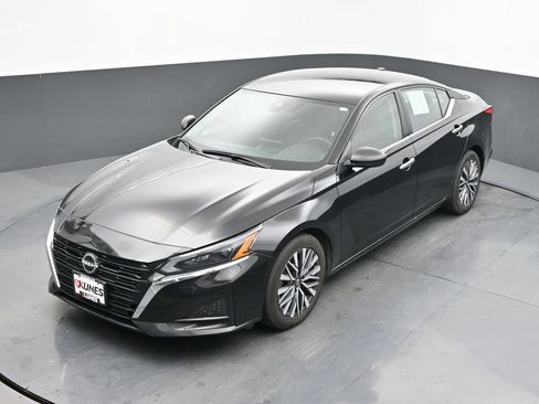 Used 2025 Nissan Altima 2.5 SV FWD image 37