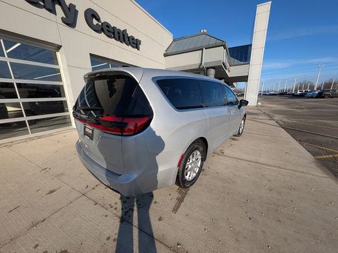 New 2026 Chrysler Pacifica Select image 5