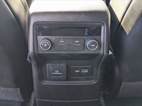 Used 2023 GMC Acadia SLT image 17