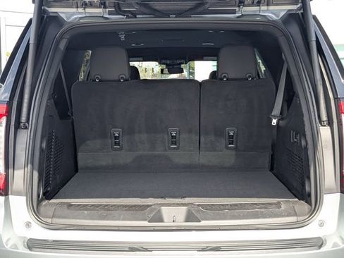 Used 2023 GMC Yukon XL SLT w/ SLT Luxury Package image 13