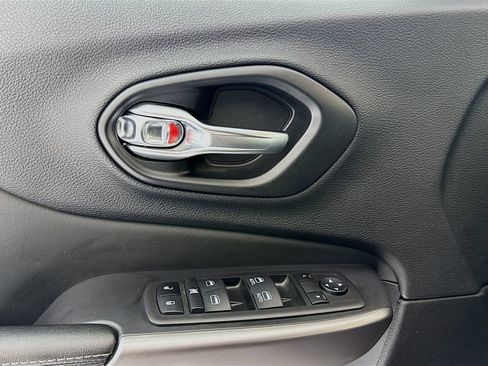 Used 2021 Jeep Cherokee Latitude Lux w/ Comfort/Convenience Group image 17