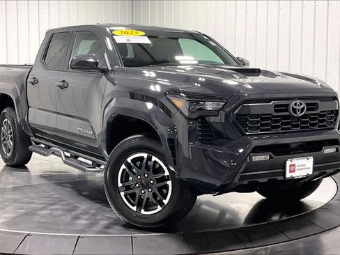 Certified 2025 Toyota Tacoma TRD Sport AWD/4WD image 3
