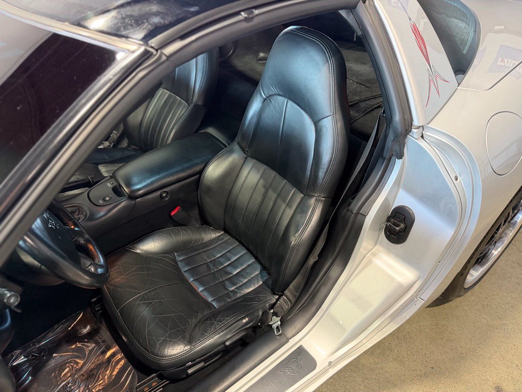 Used 2002 Chevrolet Corvette Coupe RWD image 12