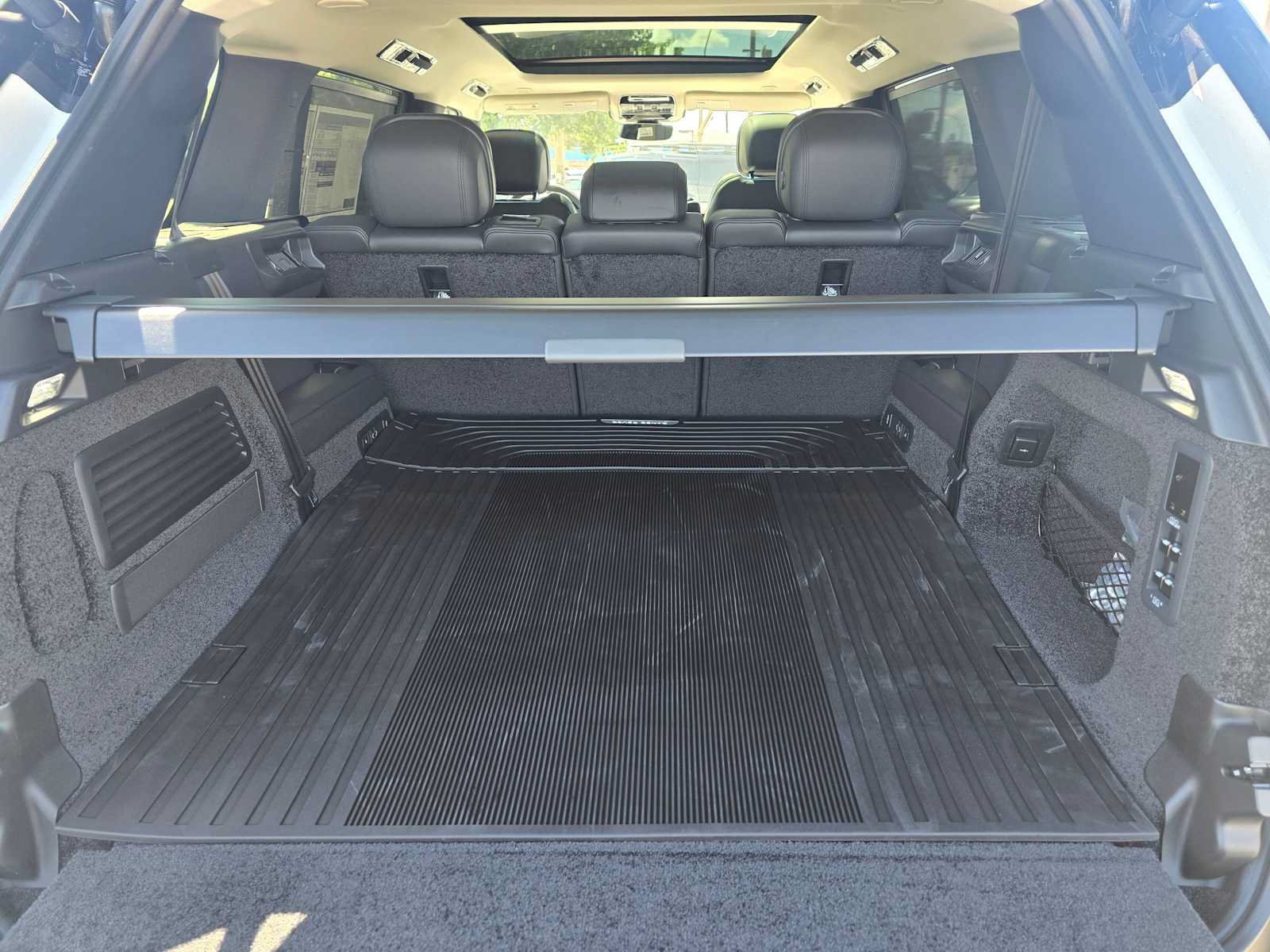 New 2026 Land Rover Range Rover Long Wheelbase SE AWD/4WD image 17