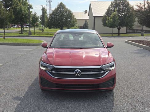 Used 2024 Volkswagen Jetta SE FWD image 2