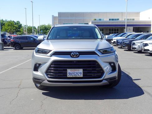 Used 2024 Toyota Grand Highlander AWD image 3