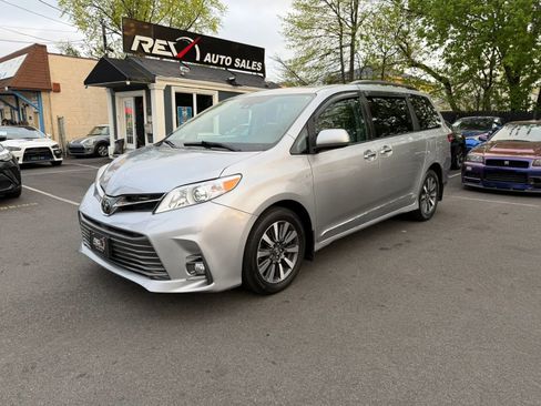 Used 2018 Toyota Sienna XLE w/ XLE Navigation Package AWD/4WD image 1